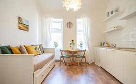 Nice Room With Double Bed In Zizkov - Shared Bathroom